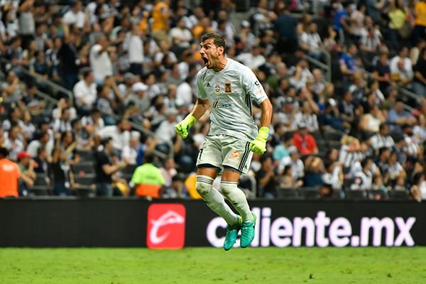 Nahuel Guzmán en un partido con Tigres