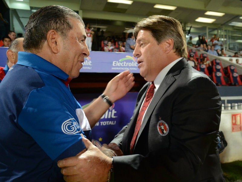 Carlos Reinoso y Miguel Herrera en saludo