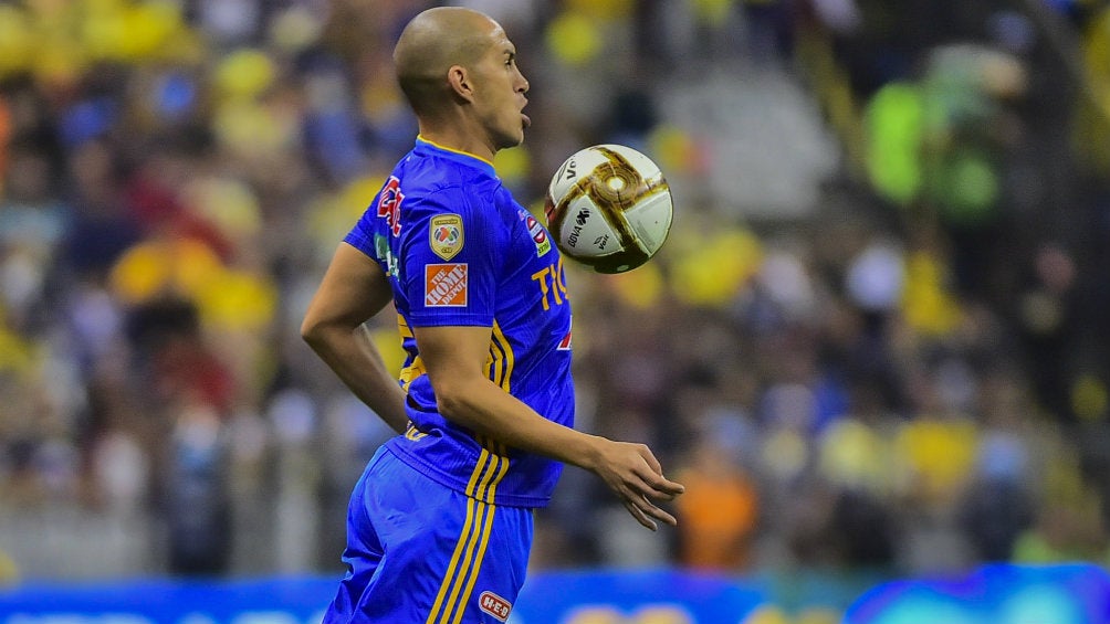 Torres Nilo en jugada con Tigres