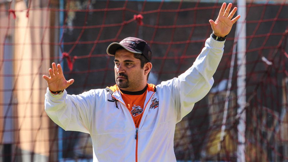 Alejandro Pérez en un entrenamiento de Alebrijes