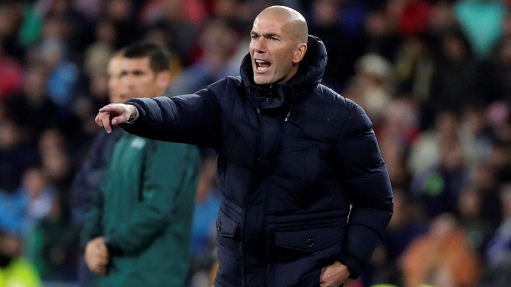 Zidane da una indicación en un juego del Real Madrid