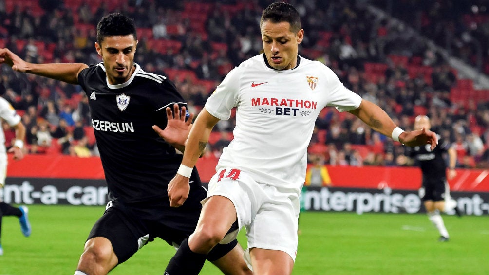 Javier Hernández en juego con el Sevilla