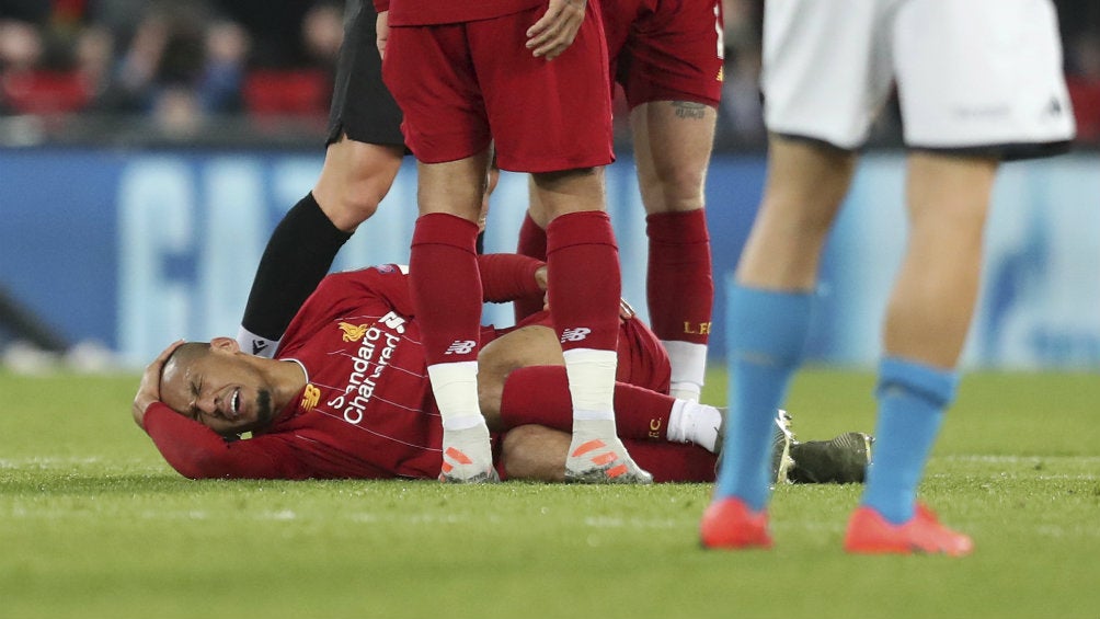 Fabinho se duele en el duelo ante el Nápoles