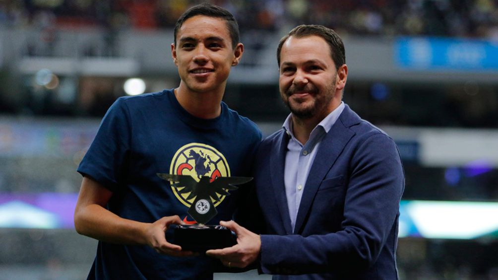 Emilio Lara recibe un reconocimiento por parte del América