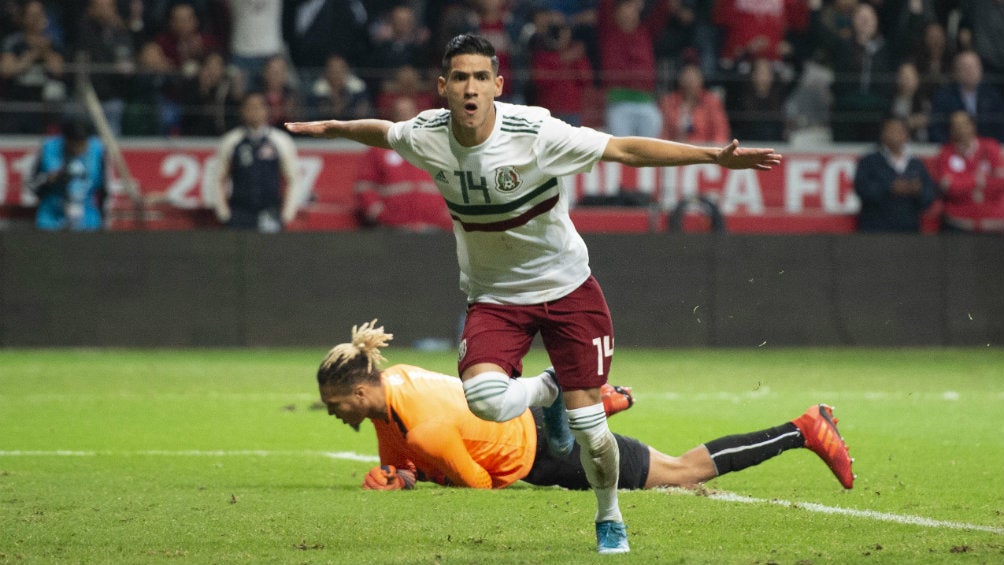 Uriel Antuna celebra gol con la Selección Mexicana