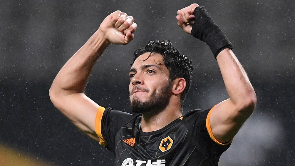 Raúl Jiménez celebra gol con el Wolverhampton