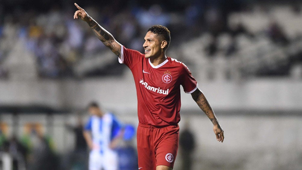 Paolo Guerrero celebra una anotación con el Inter 