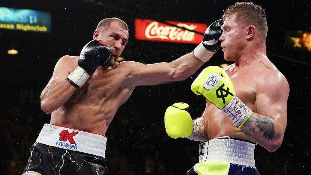 Kovalev lanzando un golpe ante Álvarez