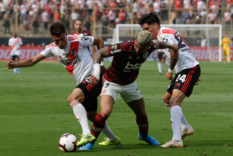 Exequiel Palacios disputa un balón en un juego con River