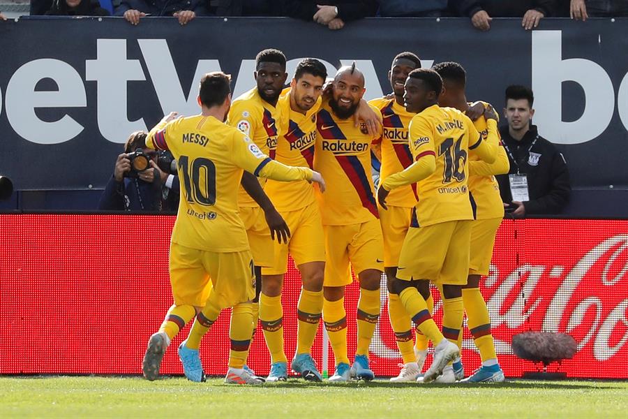 Vidal festeja un gol con el Barcelona