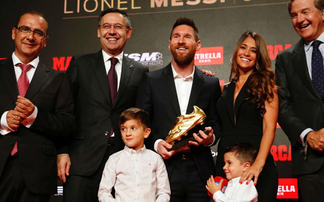 Josep Bartomeu, Lionel Messi y su familia en la entrega de la Bota de Oro