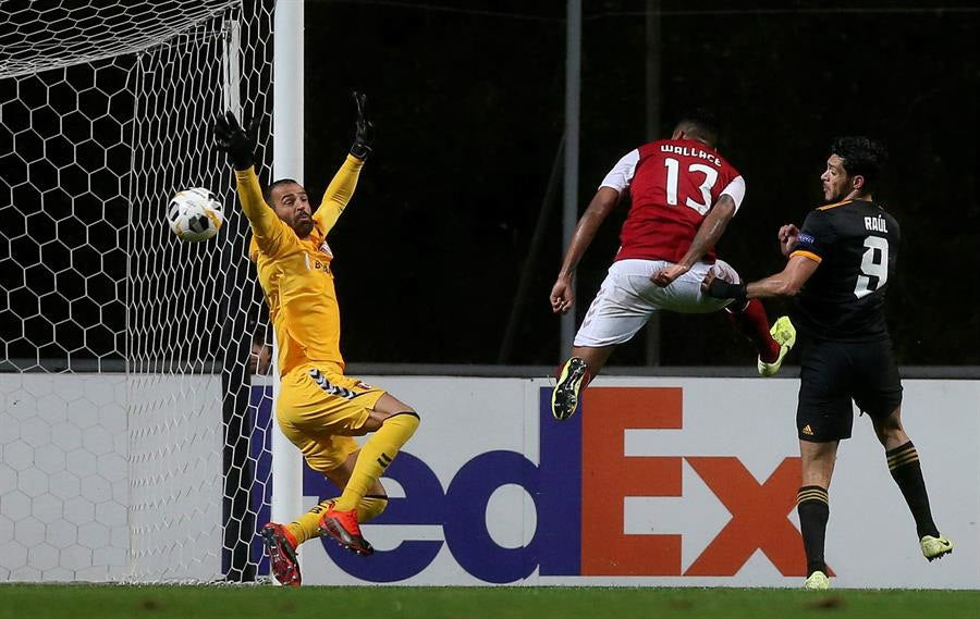 El delantero mexicano le marca gol al Sporting Braga