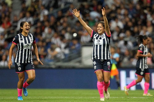 Jugadoras de Rayadas celebran un gol ante América