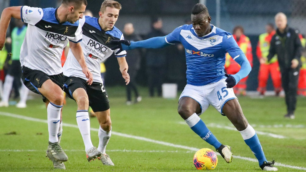 Mario Balotelli en acción en el Brescia vs Atalanta