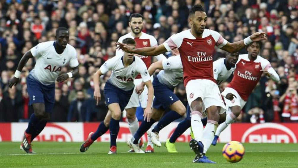 Pierre Emerick Aubameyang, marcando de penalti con el Arsenal