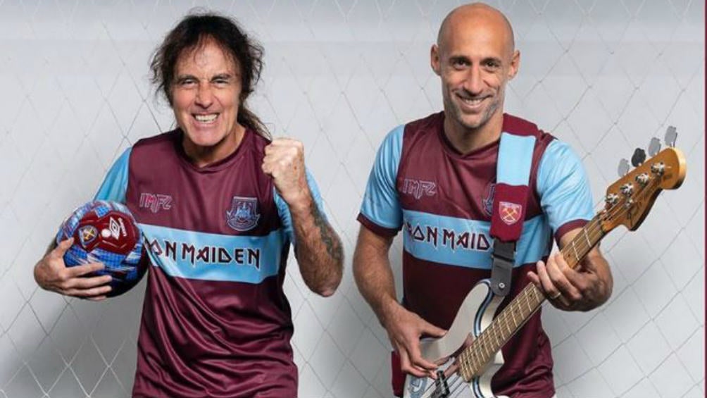 Steve Harris y Pablo Zabaleta presentando la playera 