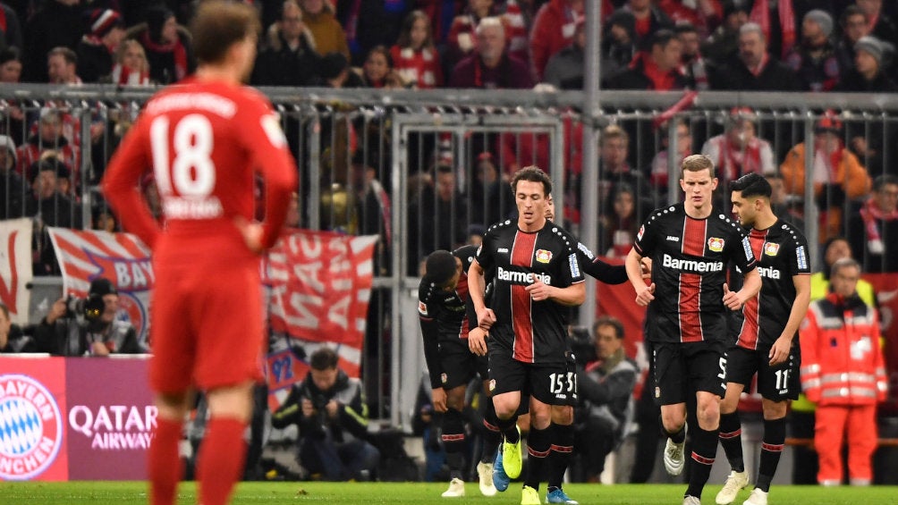 Jugadores del Leverkusen celebran ante la mirada de Leon Goretzka