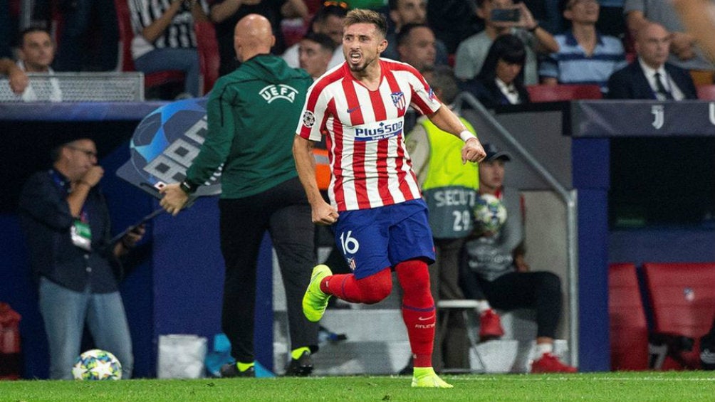 Héctor Herrera durante un juego con el Atlético de Madrid