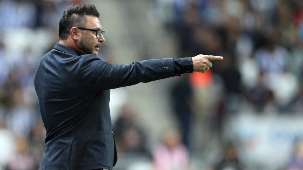 Antonio Mohamed en el partido entre Monterrey y Santos