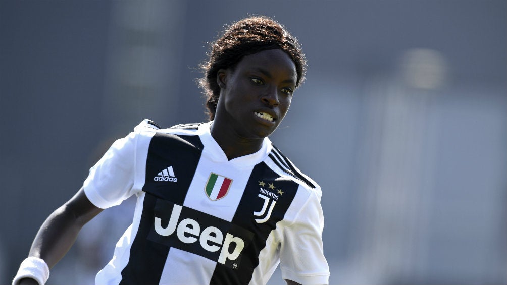 Eniola Aluko en partido con Juventus Femenil