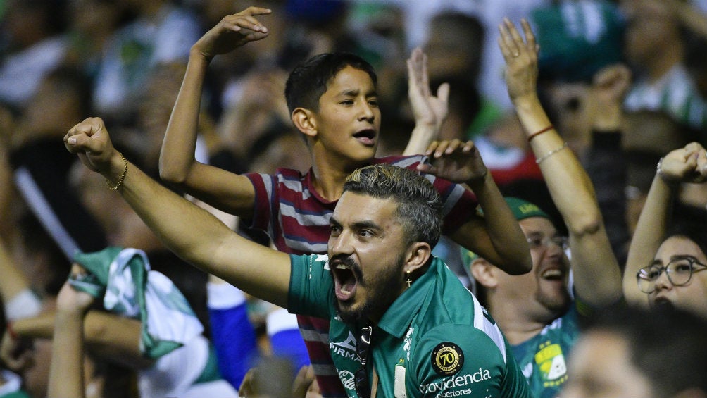 Aficionados del León durante el partido ante Morelia