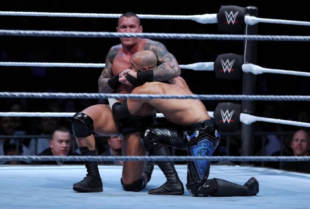 Randy Orton en su pelea contra Ricochet 