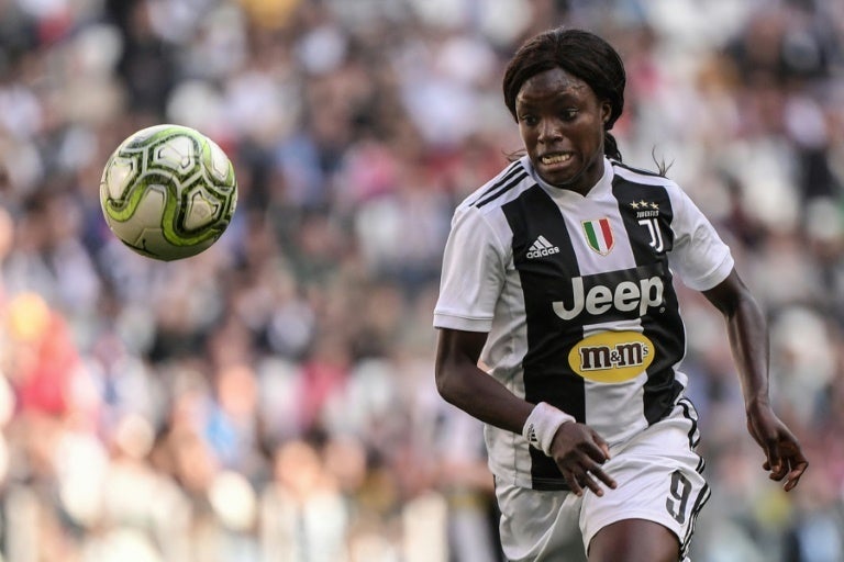 Eniola Aluko en partido con Juventus Femenil