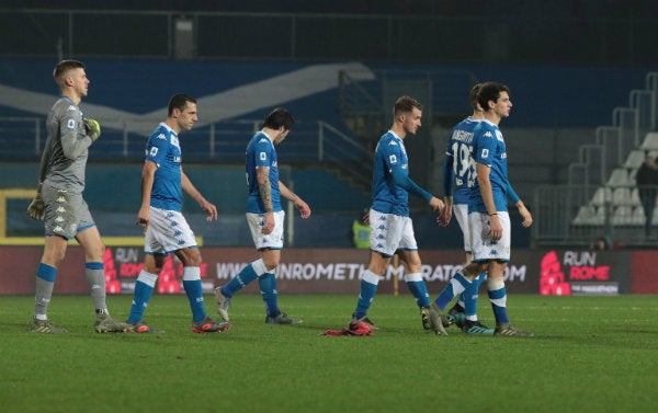 Jugadores del Brescia cabizbajos