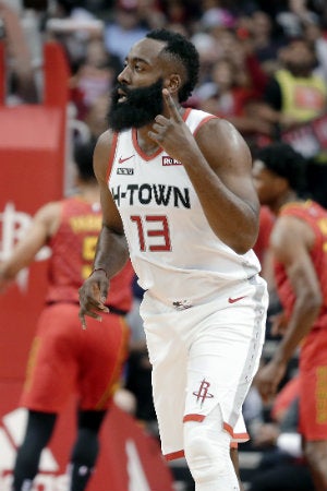 James Harden durante el juego entre Rockets y Hawks