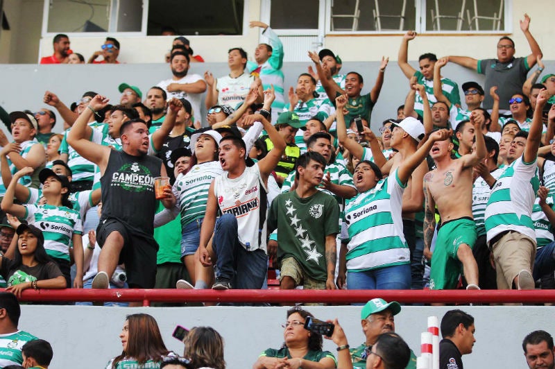 Aficionados de Santos en partido en el Estadio Corona