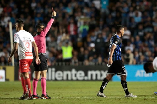 Luis Romo es expulsado en el Gallos vs Necaxa