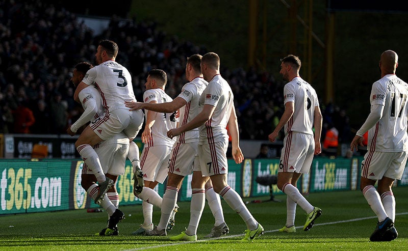 Jugadores de Sheffield United celebran gol contra Wolves