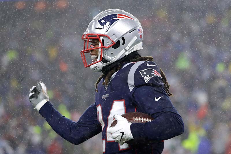 Stephon Gilmore celebra una intercepción