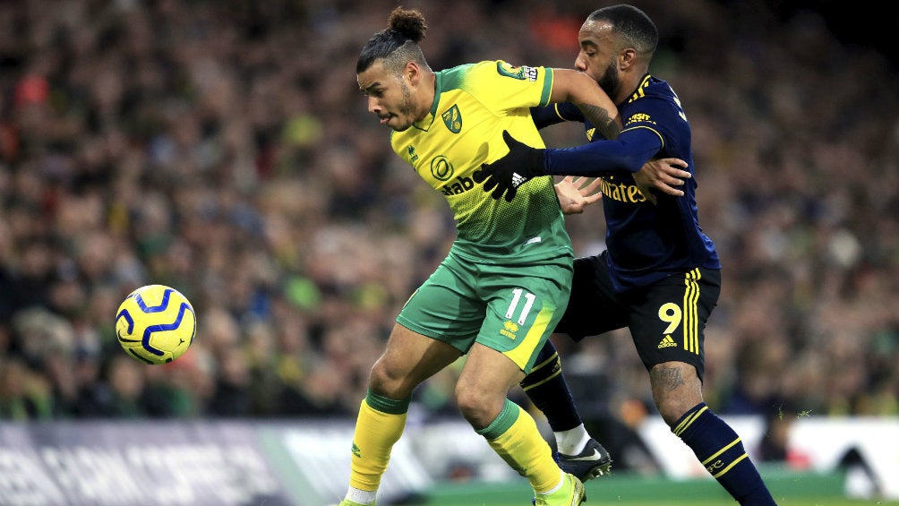 Lacazzete peleando un esférico con un jugador de Norwich