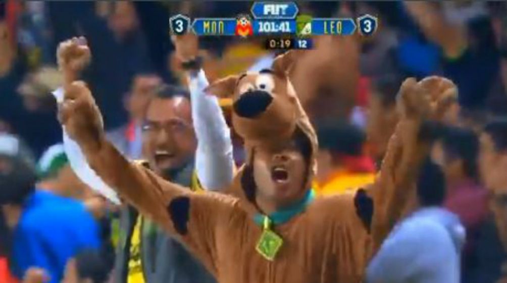 Aficionado de Monarcas de Morelia disfrazado de Scooby-Doo 