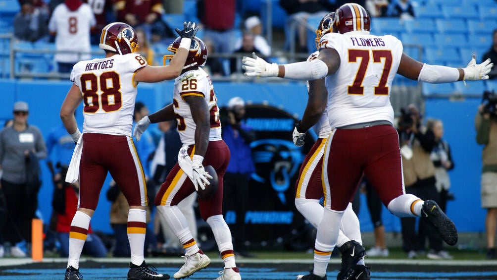 Jugadores de los Redskins festejan una anotación sobre Carolina