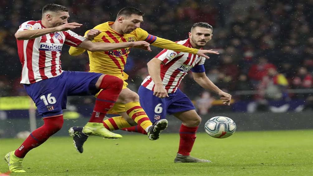 Herrera y Messi peleando por un balón 