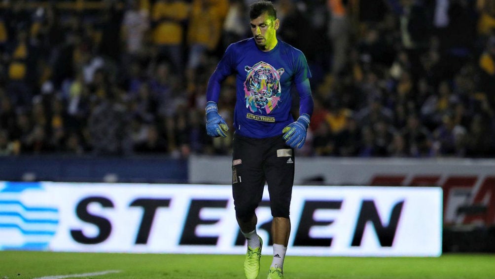 Nahuel Guzmán durante el calentamiento de los Felinos