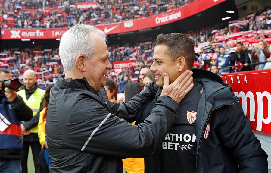 Javier Aguirre y Chicharito se saludan previo al partido