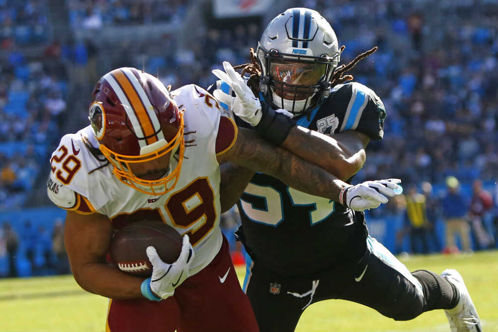 Derrius Guice acarrea el ovoide durante el juego ante Panthers