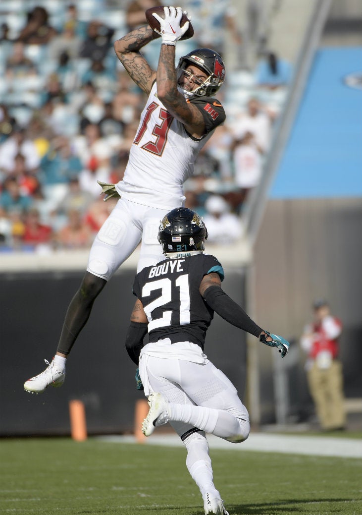 Mike Evans atrapa un pase sobre el cornerback de los Jaguars A.J. Bouye