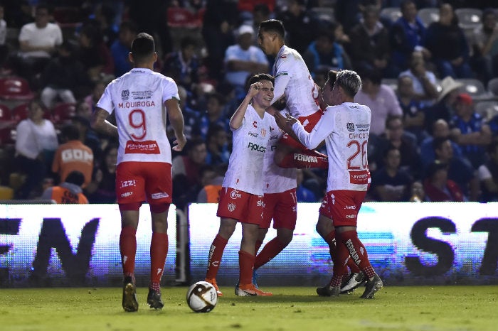 Necaxa festeja en partido ante Gallos