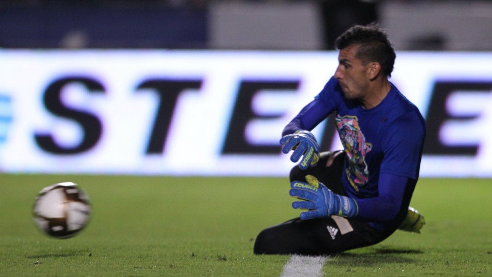 Nahuel se lanza por el balón, previo al duelo contra América