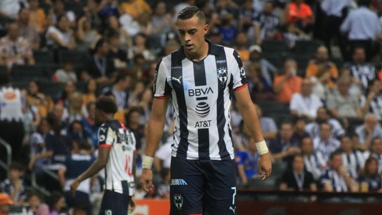 Rogelio Funes Mori cabizbajo en un juego de Monterrey