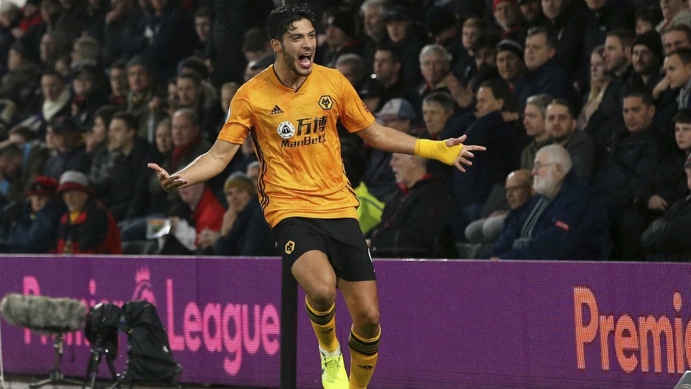 Raúl Jiménez celebrando un gol con los Wolves