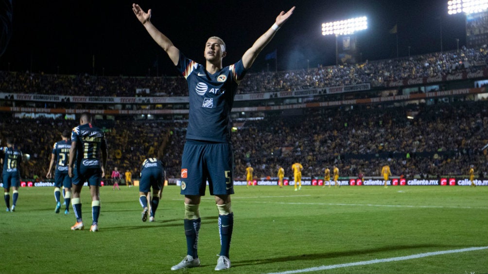 Guido Rodríguez celebrando un gol en el Volcán