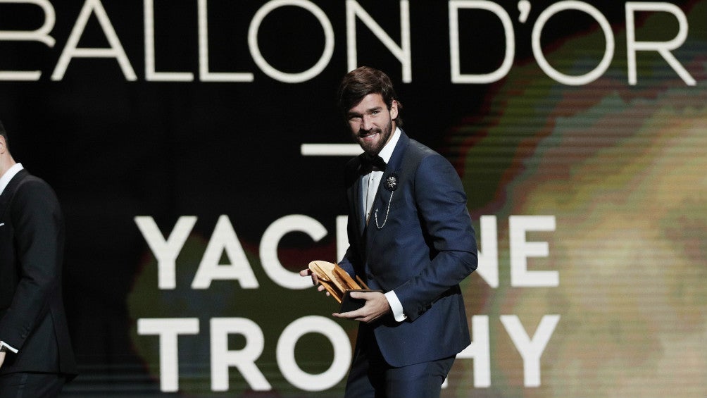 Alisson Becker tras ganar el Trofeo Yashin