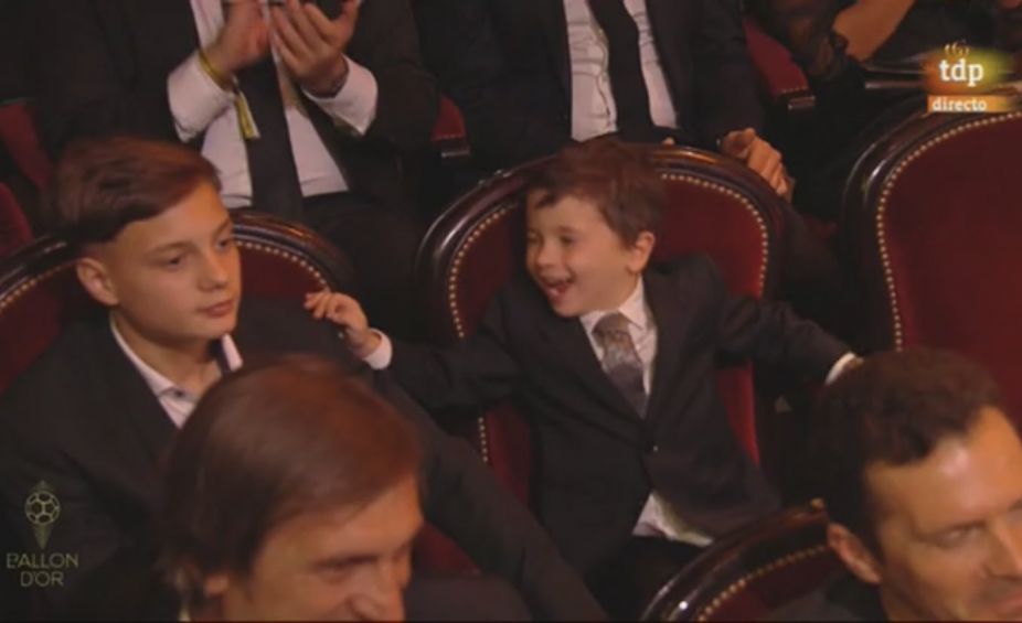 Mateo Messi celebrando el galardón de su padre