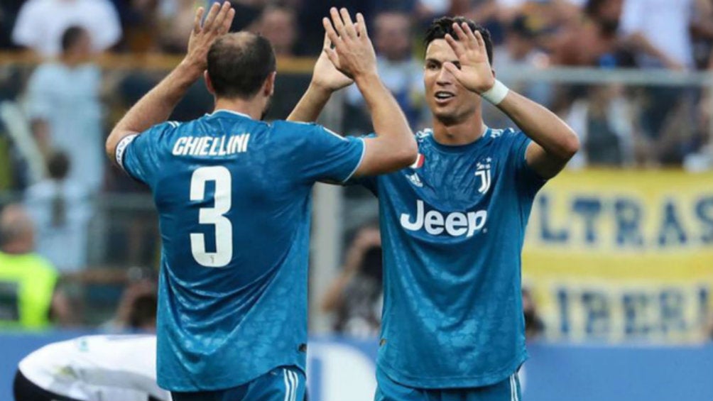 Cristiano y Chiellini festejan una anotación