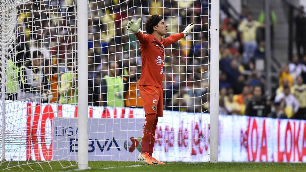 Guillermo Ochoa en acción ante Tigres